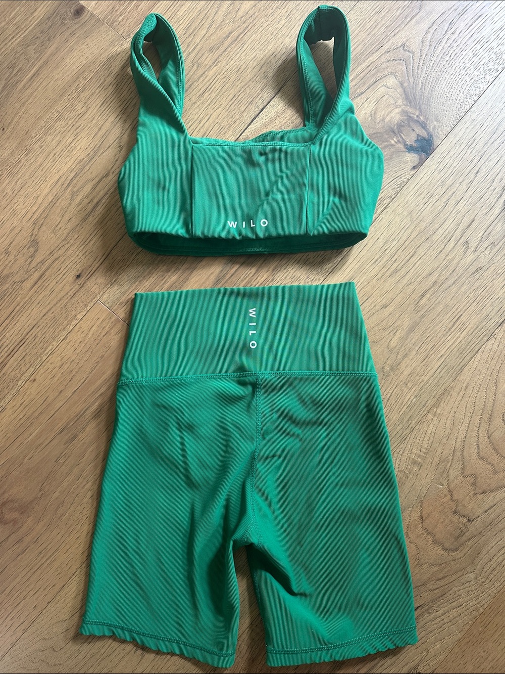 WILO Green Seamless crossover shorts and Sports bra (has removable pads) set - Picture 2 of 3